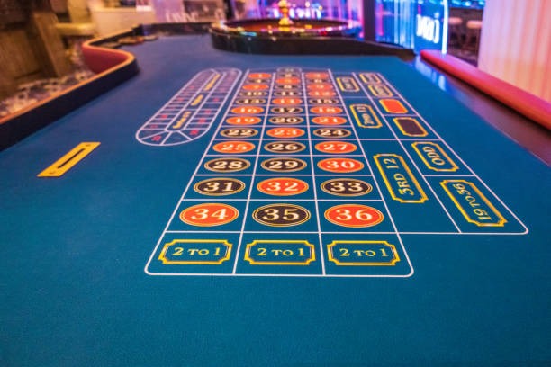 twenty-eight mobile app interface showing Free Fire tournaments, Liga 1 matches, and live casino in single navigation